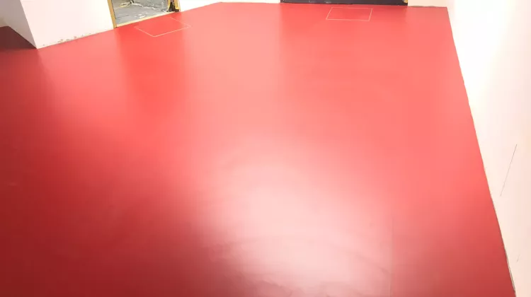 Raum mit verlegtem roten Linoleum