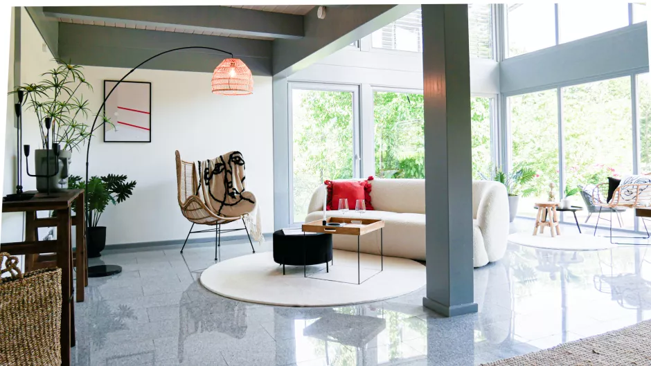 Granit wirkt in Verbindung mit warmen Materialien nicht kühl. Diese Mischung sorgt für Geborgenheit und Stil zugleich.