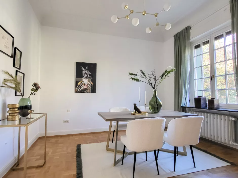 Ursprünglich noch im Stil der 80er eingerichtet, präsentierte sich eine Jugendstilvilla beim Verkauf elegant mit einem Hauch Art Deco.  