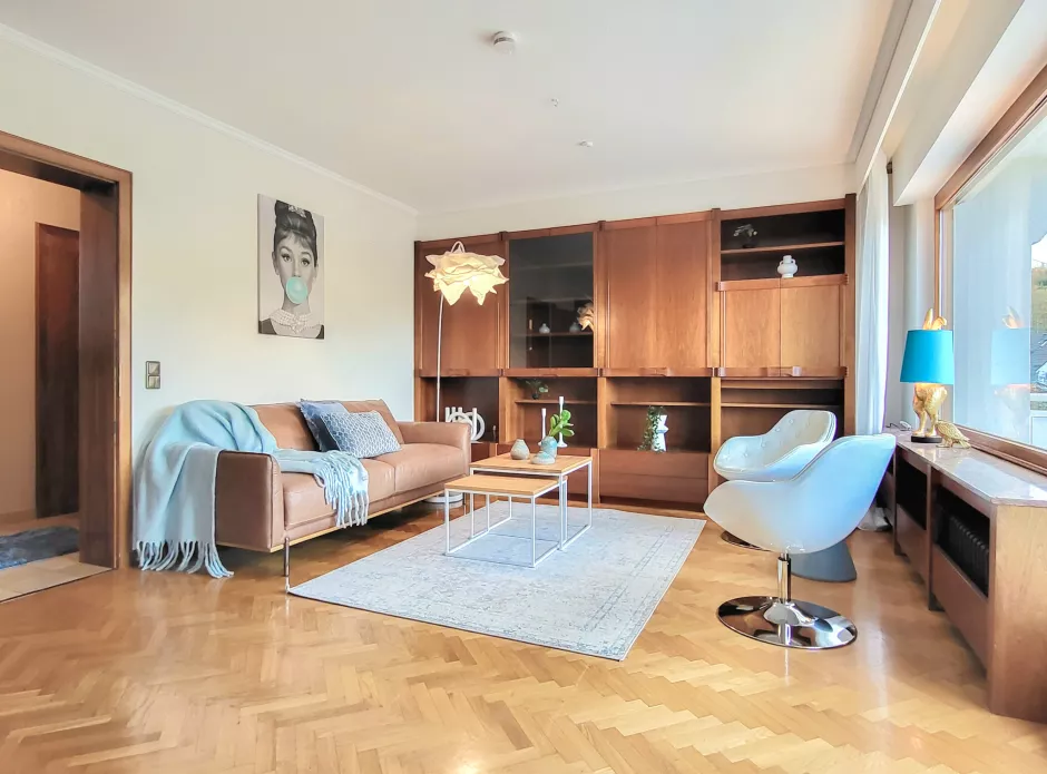 Bei einer Erbimmobilie, in der noch einige Möbel aus den 60ern verbleiben mussten, wurde genau dieses Konzept aufgegriffen und neu in Szene gesetzt.