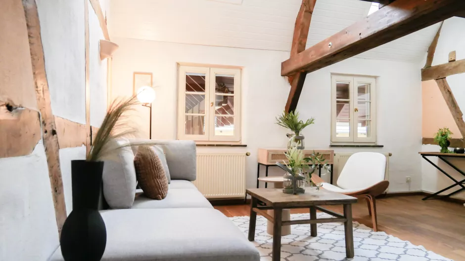 Einem ursprünglich überfüllten Fachwerkhaus wurde mit klarem Design und alten Gemälden zum Verkauf ein spannendes, neues Interieur verliehen. 