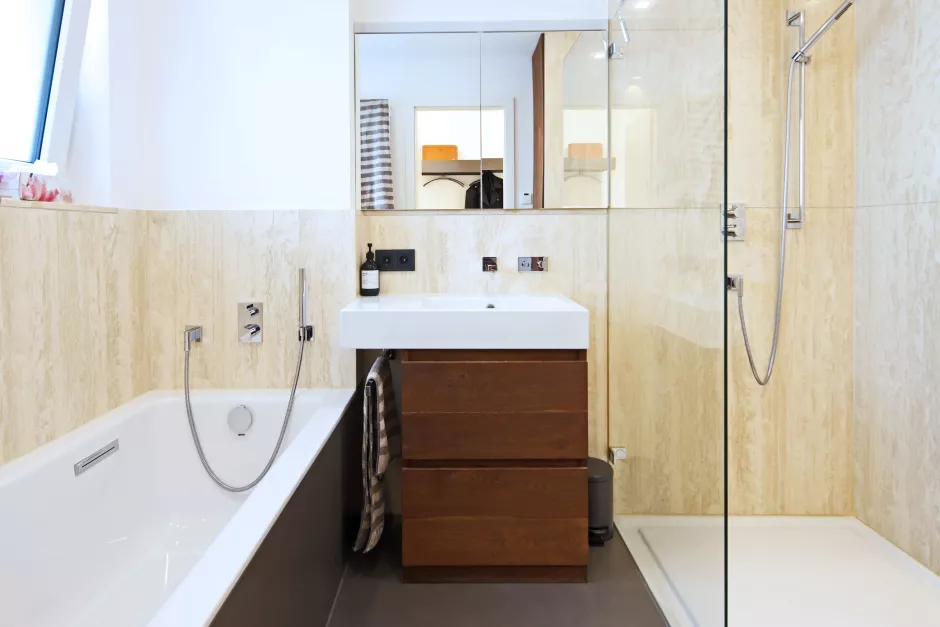 Bad mit Natursteinfliesen in Großformat