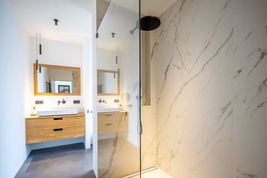 Begehbare Dusche mit Großformatfliesen