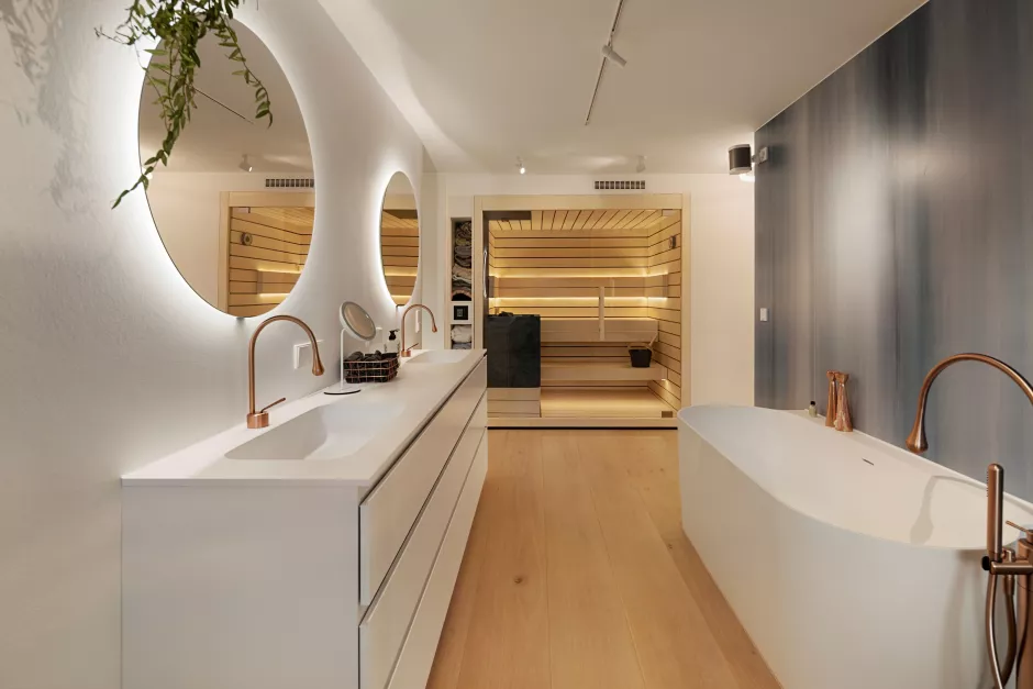 Komplettsanierung einer Wohnung in Stuttgart Dachswald. Offenes Bad mit Doppelwaschtisch und integrierter Sauna.