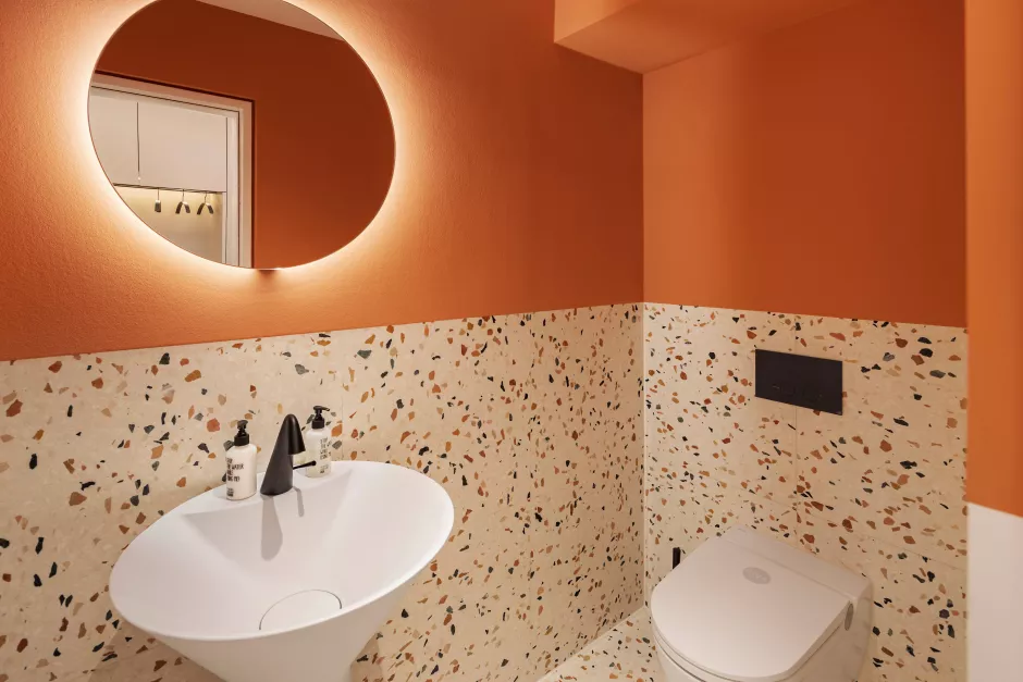 Komplettsanierung einer Wohnung in Stuttgart Dachswald. Gäste-WC mit individuell gestalteten Terrazzo Fliesen.