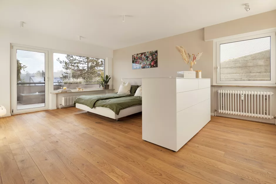Komplettsanierung einer Wohnung in Stuttgart Dachswald. Großzügiges Schlafzimmer mit direktem Zugang zur Terrasse.