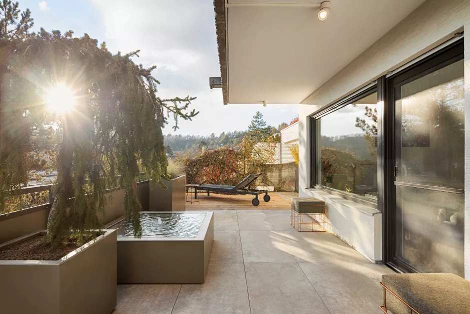Komplettsanierung einer Wohnung in Stuttgart Dachswald. Großzügige Terrasse mit integriertem Wasserspiel und Farbkonzept.