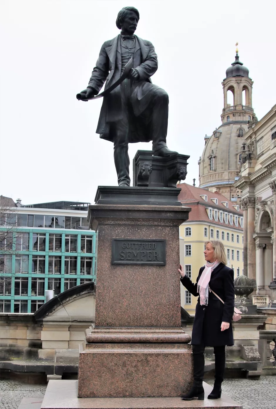 Denkmal auf Granitsäule mit großer Semper-Figur, linkes Bein aufgestellt, Blick Richtung Elbe Stadt abgewandt