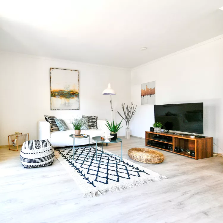 Verkaufsbereit: Dank Home Staging wirkt das Wohnzimmer großzügig – dafür sorgen helle Flächen und lockere Möbilierung.