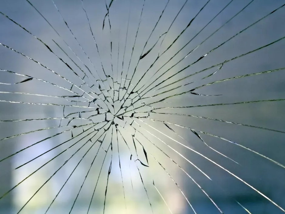 Glasschäden in Mietwohnung: Zahlt Mieter oder Vermieter?