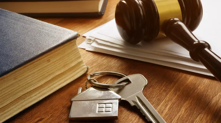 Wie sind Freibeträge und Steuersätze bei der Erbschaftssteuer bei Immobilien geregelt?