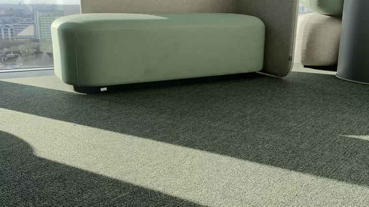 Grüner Teppichboden in hoher Qualität