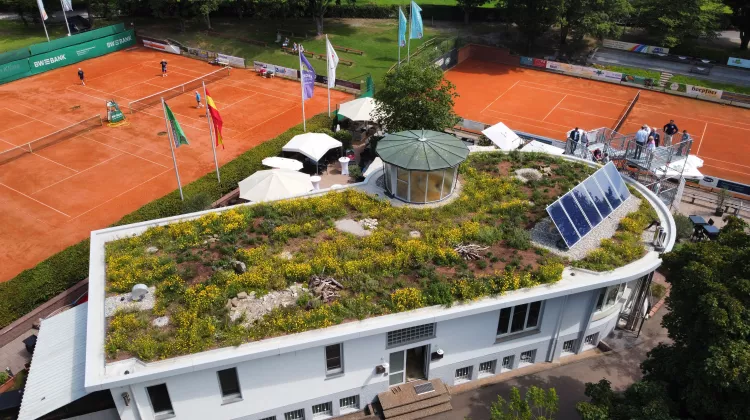Gratulation! Das Clubhausdach des KETV Karlsruhe ist jetzt erstes Biodiversitäts-Gründach in Karlsruhe. 