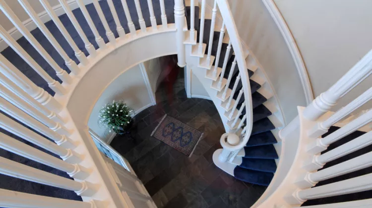 Holztreppe renovieren – eine Anleitung