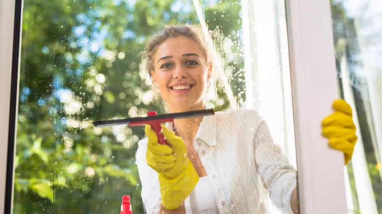 Fenster putzen: Diese Hilfsmittel sorgen für Durchblick