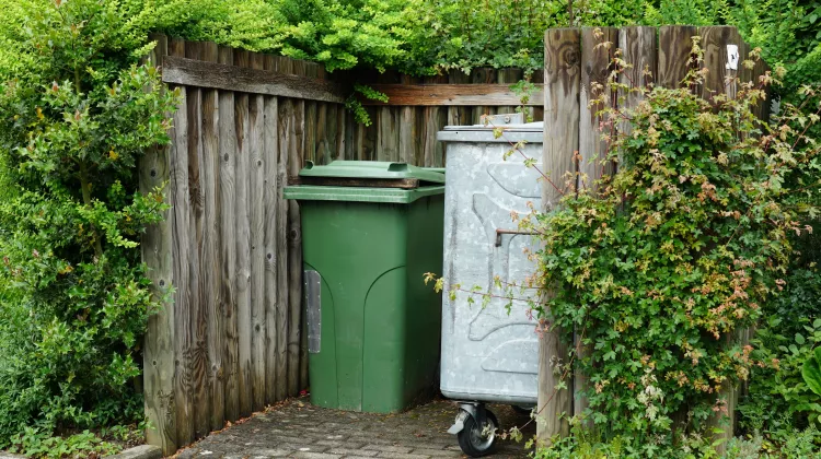 Der richtige Stellplatz für Mülltonnen – wo können diese am besten versteckt werden?
