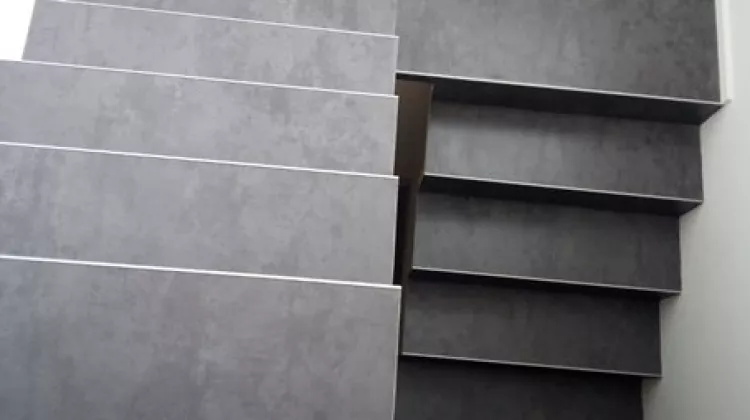 Vinylboden auf Treppenstufen verklebt verlegt