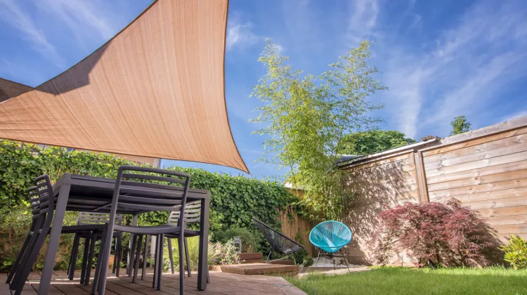 Sonnensegel auf der Terrasse: Eine gute Alternative zum Sonnenschirm?