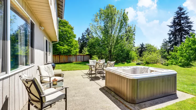 Whirlpool im eigenen Garten: Was kostet mich ein Außenwhirlpool?
