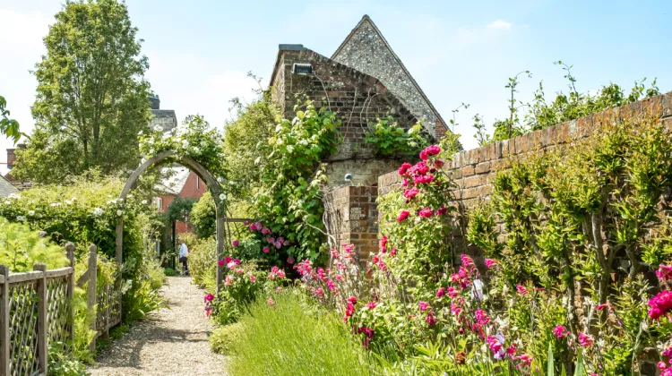 Wie baue ich meine eigene Gartenmauer?