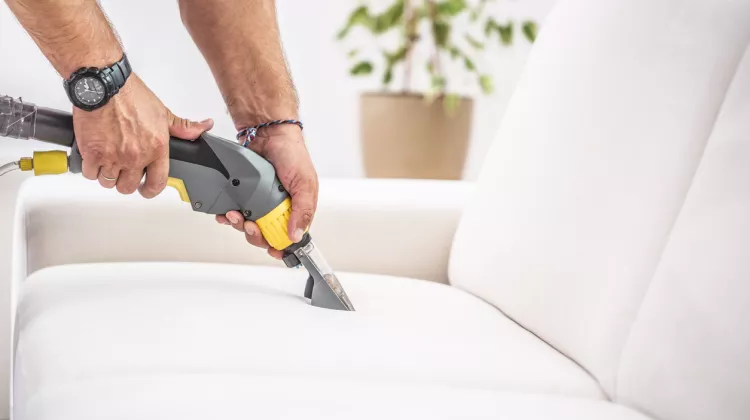 Wie reinigt man ein Sofa?