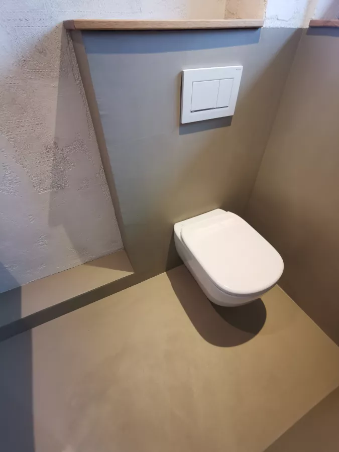 Mit fugenlosem Zement renoviertes Gäste WC 