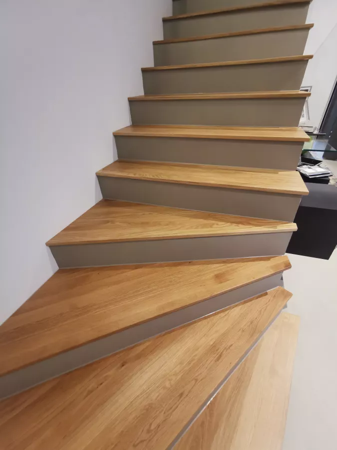Neue Treppe mit fugenlosem Zement und Stufen mit Eiche 