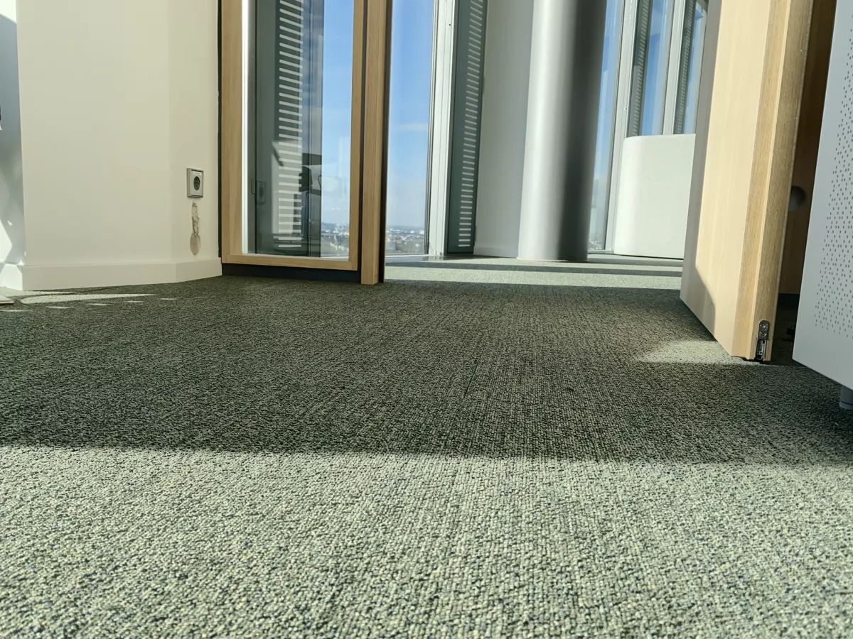 Büro mit grünem Teppichboden