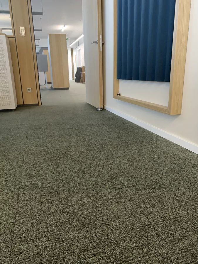 Büro mit grünem Teppichboden