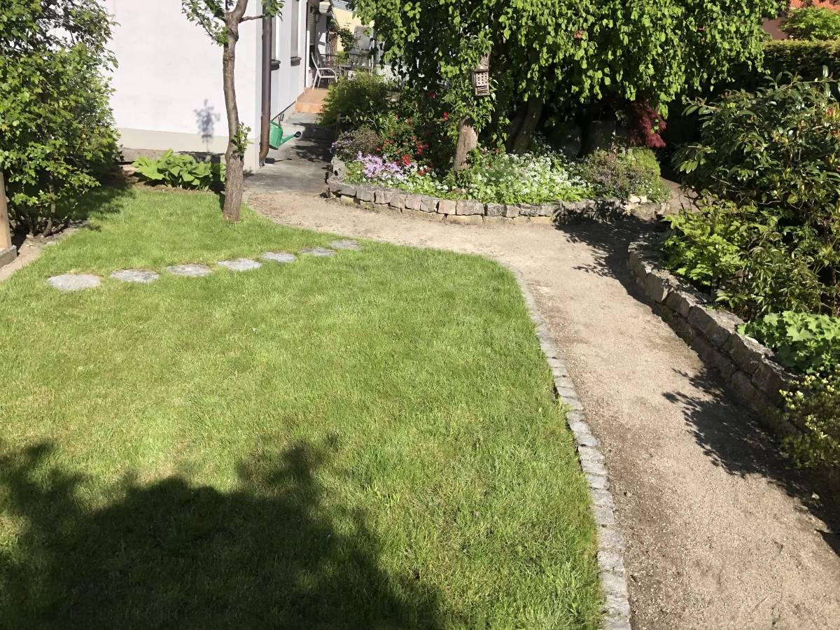 Garten und Gartenweg neu gestaltet ohne Unkraut