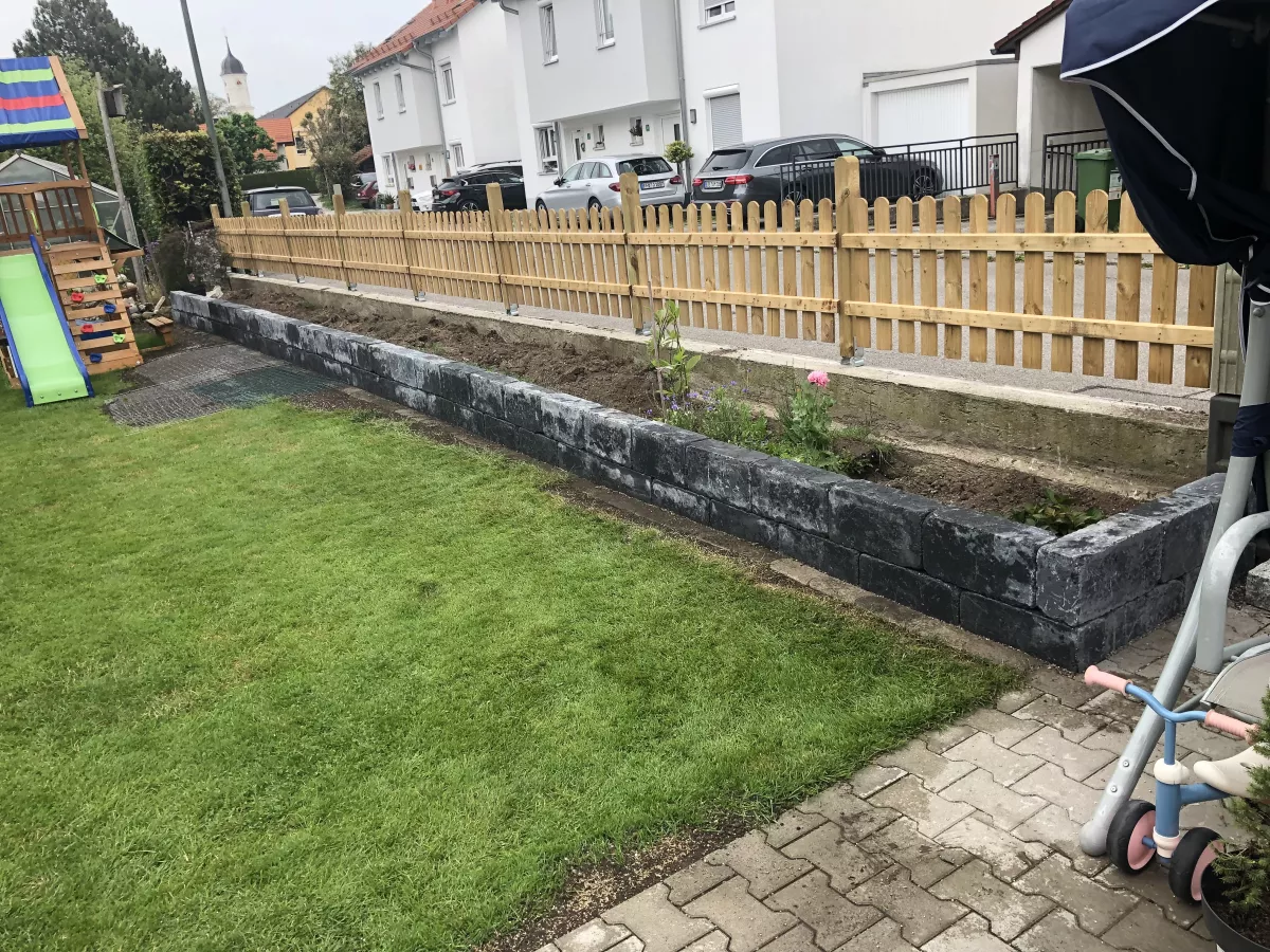 Gartengestaltung durch Hecke entfernen, Beet anlegen und Zaun errichten