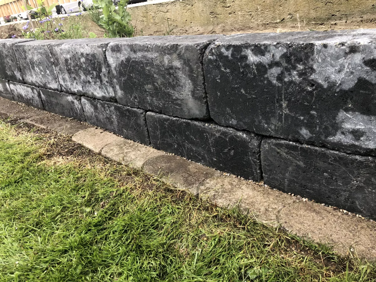 Gartengestaltung durch Hecke entfernen, Beet anlegen und Zaun errichten