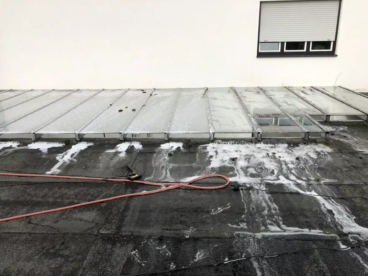 Terrassendach während Reinigung