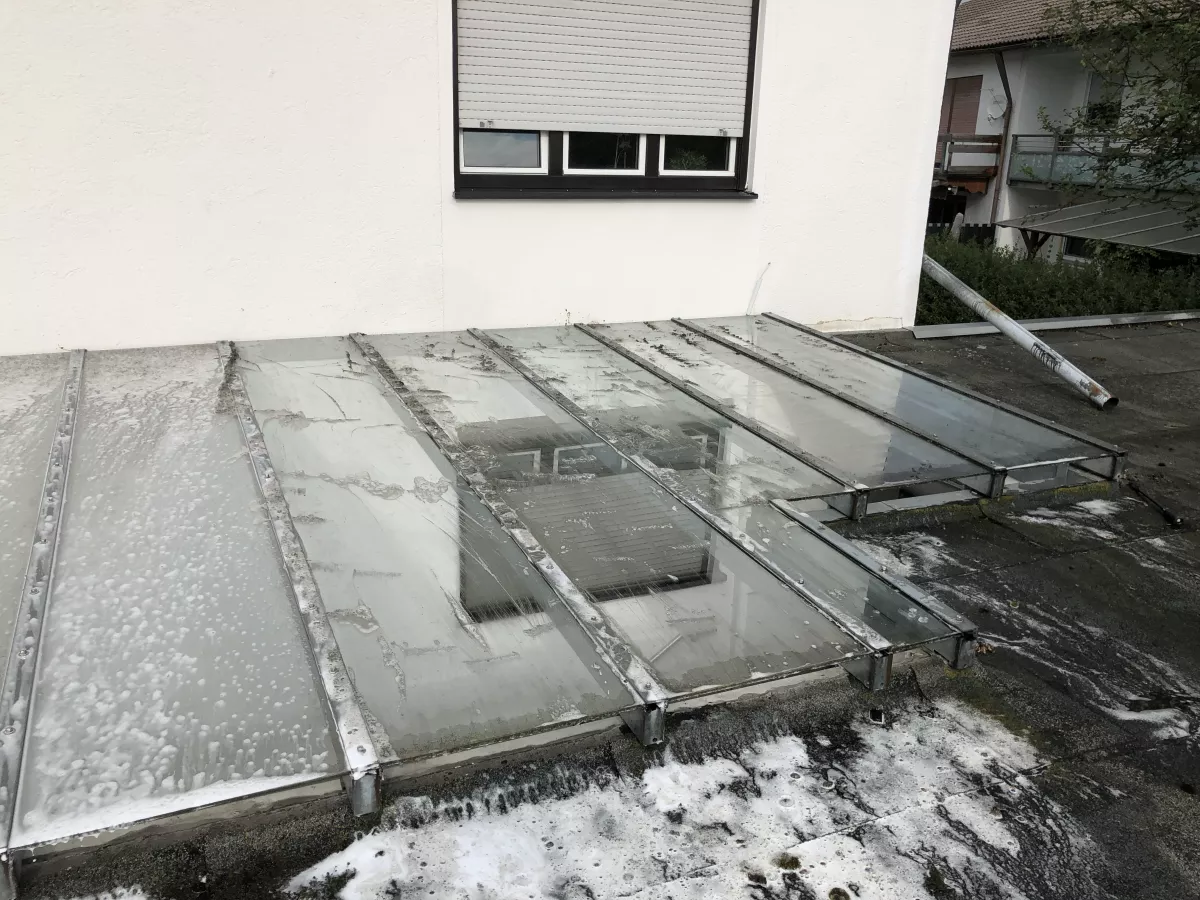 Terrassendach während Reinigung