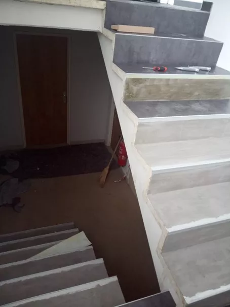 Vinylboden auf Treppenstufen verklebt verlegt