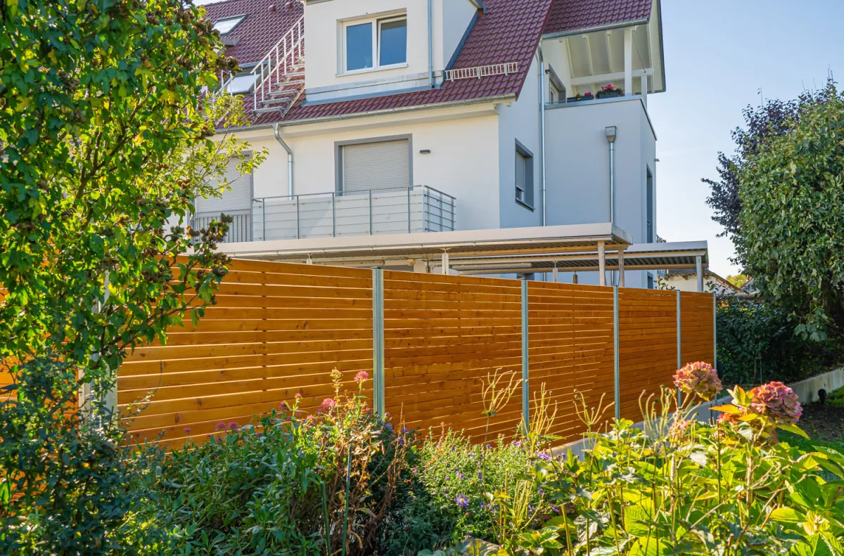 Sichtschutz für den Garten Eine Sichtschutzwand aus Lärchenholz