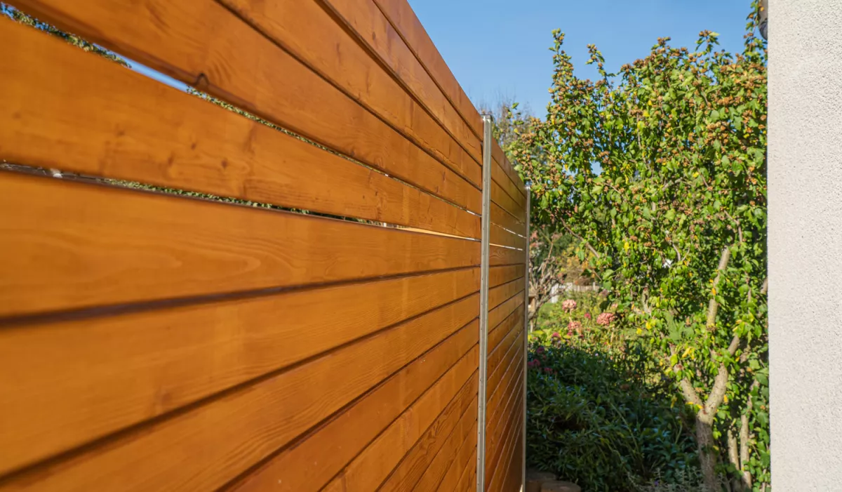 Sichtschutz für den Garten Eine Sichtschutzwand aus Lärchenholz