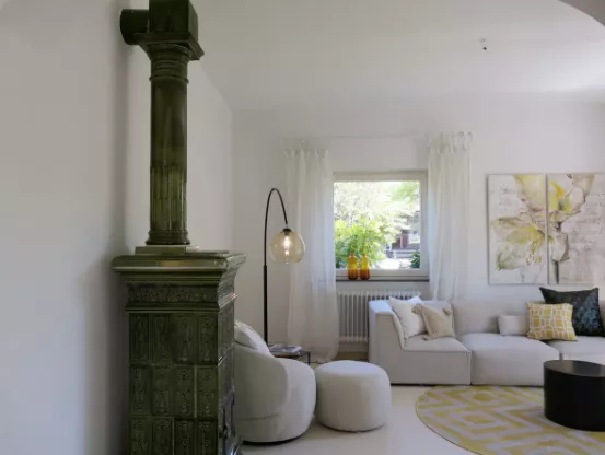 Beim Home Staging geht es immer darum, die Seele der Immobilie herauszuarbeiten. In diesem Sinne gehen im Wohnzimmer Alt und Neu eine harmonische Verbindung ein ...