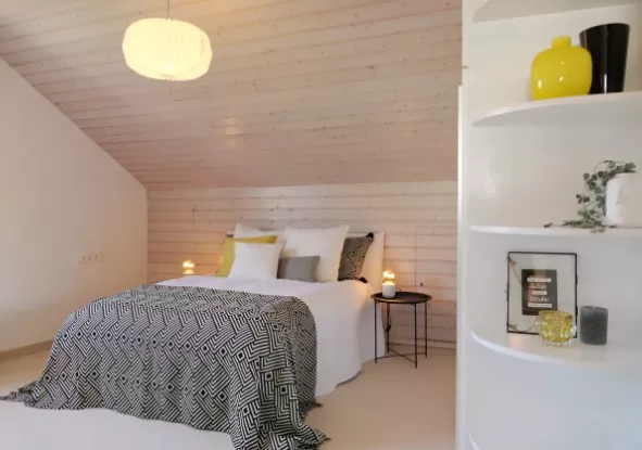 Dank geschickter Auswahl von Textilien und Accessoires ergänzt auch das Elternschlafzimmer das Gefühl von Großzügigkeit.