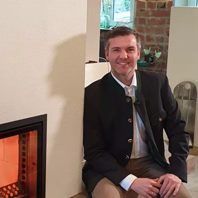 Anton Brandauer, Sales Manager bei Prometheus, neben einem Speichergrundofen der Prometheus GmbH