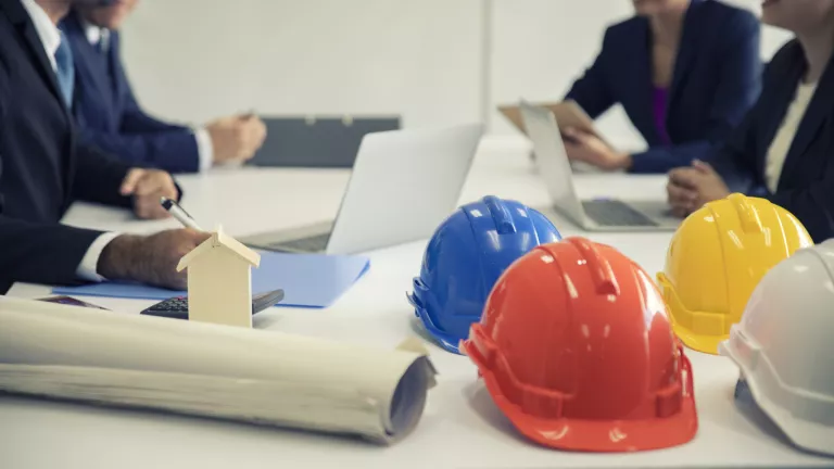 Der Bauvertrag: Was sollte drinstehen und wie liest man ihn richtig?