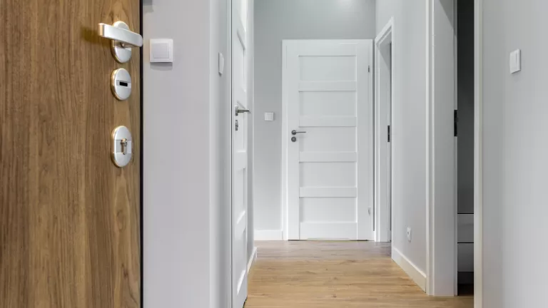 Wo befindet sich der Türanschlag – rechts oder links?