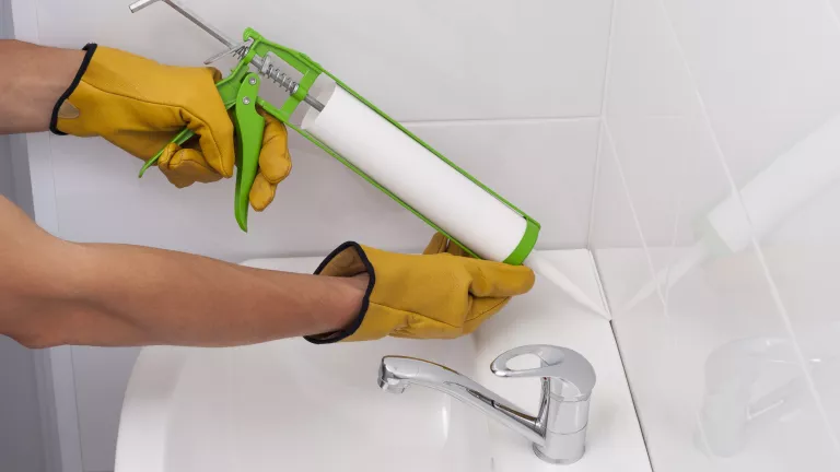 Wie ziehen Sie professionelle Silikonfugen?