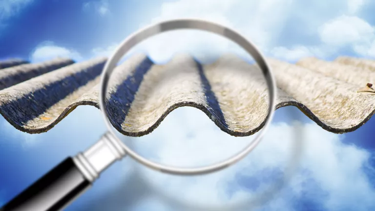 Eternitplatten entsorgen: Wie und zu welchen Kosten?