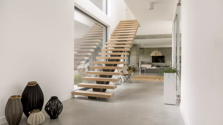 So berechnen Sie Treppenmaße und Stufenhöhe