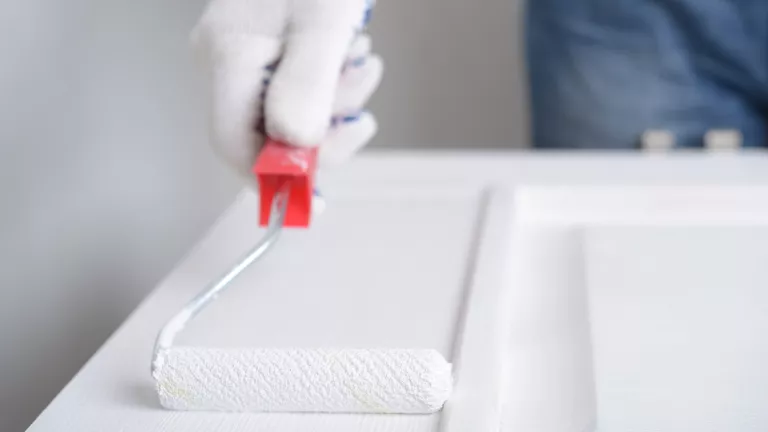 Türzarge schleifen und lackieren: Wie Sie am besten vorgehen