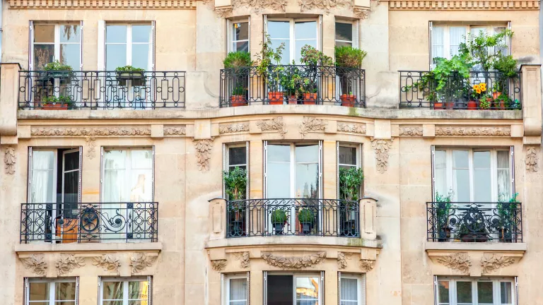 Französischer Balkon: Architektonisches Stilmittel für Fassaden