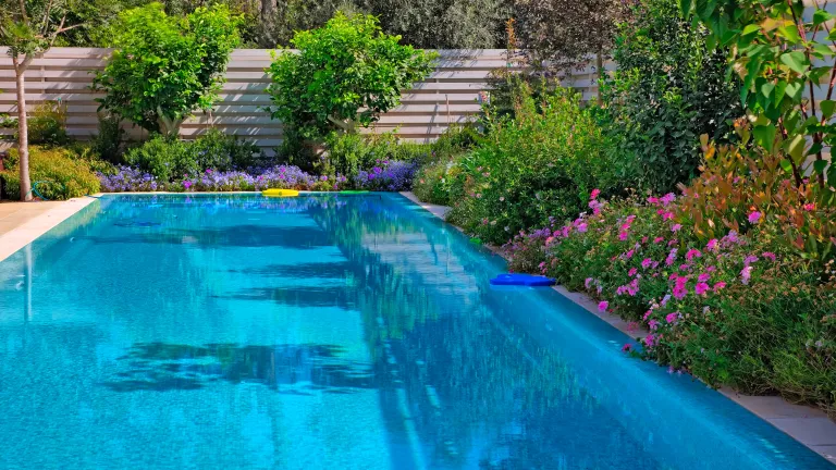 Pool im eigenen Garten: Selber bauen oder kaufen?