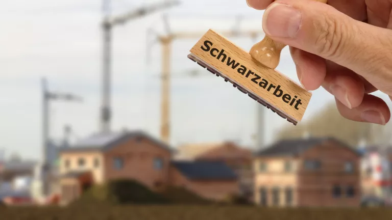 Schwarzarbeit beim Bau und die fatalen Konsequenzen für Bauherr:innen