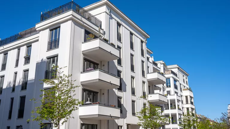 Wohnbezogene Außenräume: Der Unterschied von Loggien, Balkonen, Erkern, Terrassen